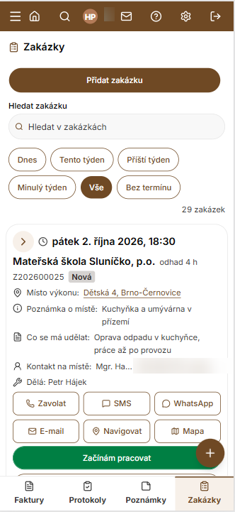 Seznam zakázek v MarteNeo na telefonu: zakázka s termínem, místem výkonu, popisem práce a tlačítky Zavolat, SMS, WhatsApp, E-mail, Navigovat a Mapa