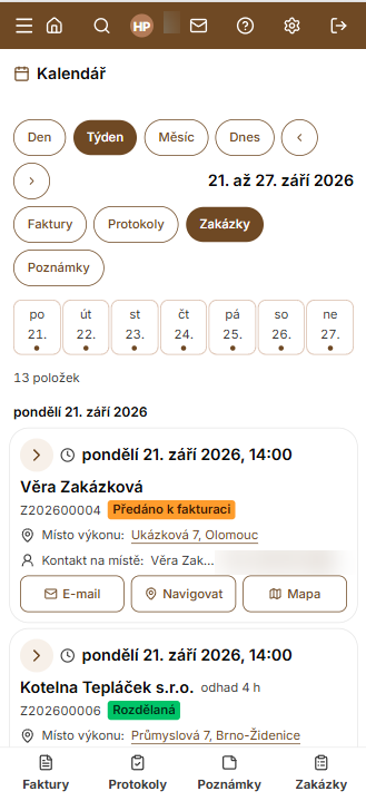 Kalendář v MarteNeo na telefonu: týdenní zobrazení se zakázkami po dnech, u každé čas, místo výkonu a tlačítka E-mail, Navigovat a Mapa